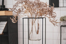 Afbeelding in Gallery-weergave laden, Staande vaas in metalen houder
